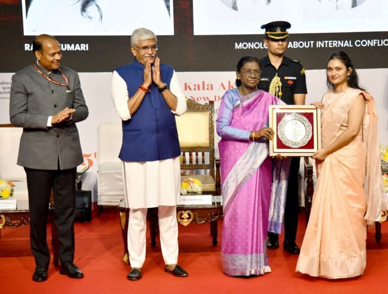 राष्ट्रपति मुर्मू ने प्रदान किए ललित कला अकादमी पुरस्कार, बोलीं- युवा कलाकारों को प्रतिभा निखारने के पर्याप्त अवसर मिलें