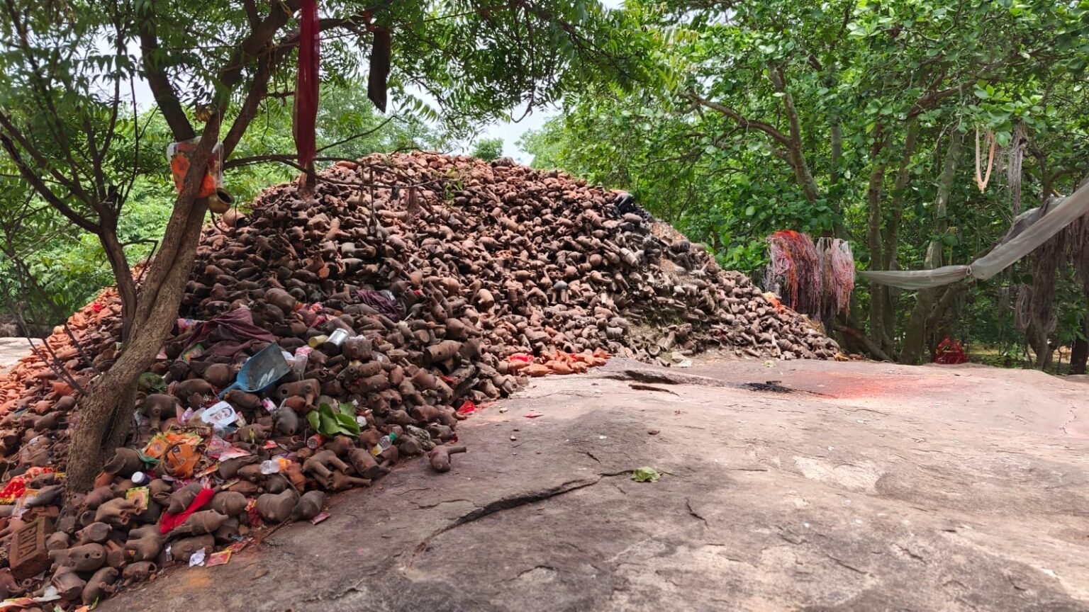 झारखंड के चतरा में लोक आस्था का अनोखा केंद्र चटनियां बाबा, मन्नत पूरी होने पर चढ़ाए जाते हैं मिट्टी के हाथी-घोड़े