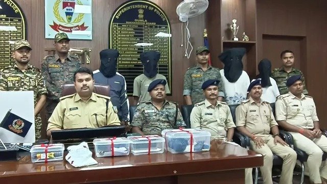 गुमला में पीएलएफआई का जोनल कमांडर तीन सहयोगियों के साथ गिरफ्तार, हथियार बरामद्र