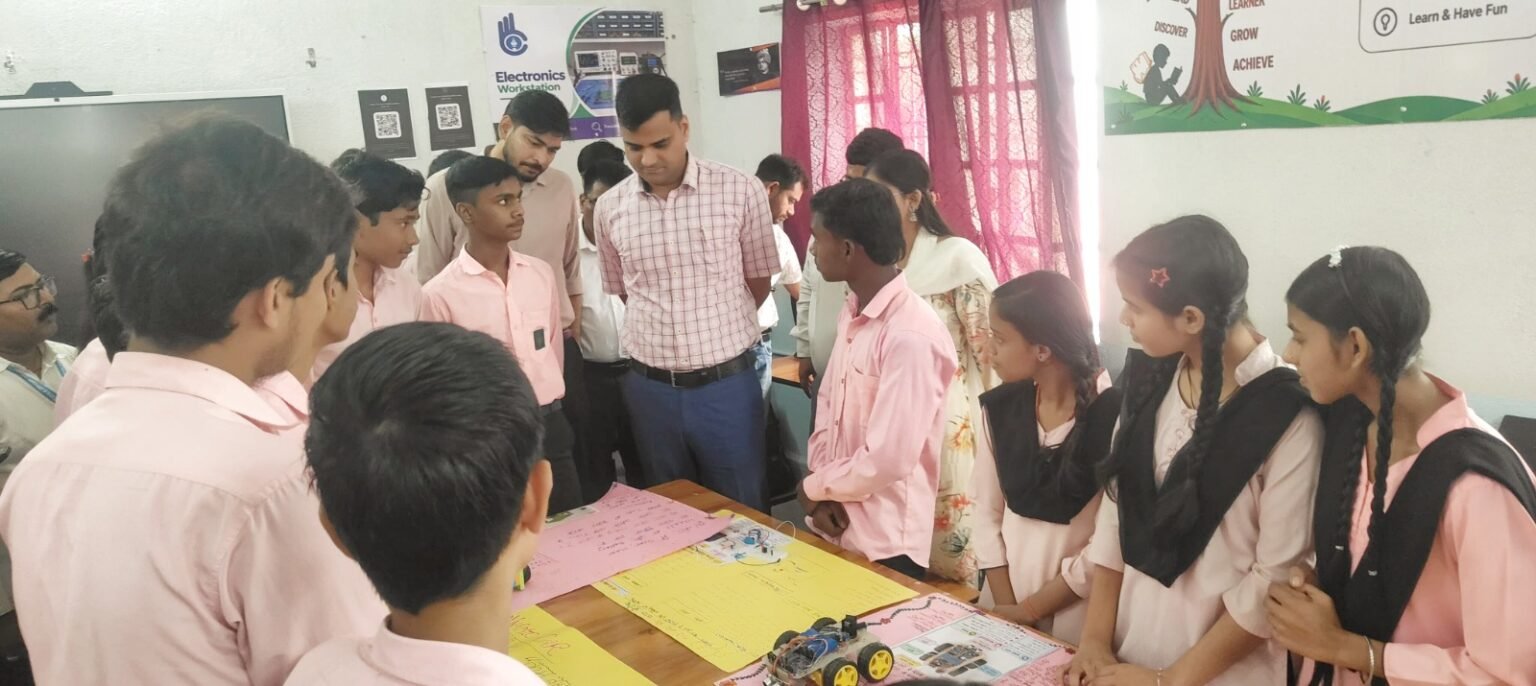 अब गांवों में तैयार होंगे नन्हे वैज्ञानिक, नीति आयोग की रोबोशाला से बिहार के छात्रों को लगे पंख