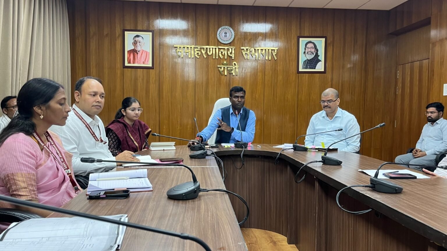 अंचलों में दलाल-बिचौलियों पर प्रतिबंध लगाएं, नहीं तो होगी कार्रवाई : डीसी