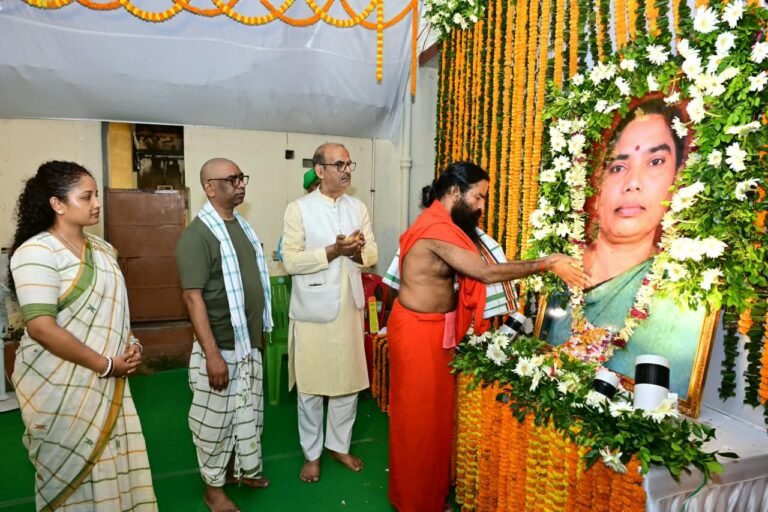 बाबा रामदेव ने रूपी सोरेन को दी श्रद्धांजलि, कहा- अदम्य साहस के साथ अपने पुरखों की विरासत को आगे बढ़ा रहे हैं हेमंत सोरेन